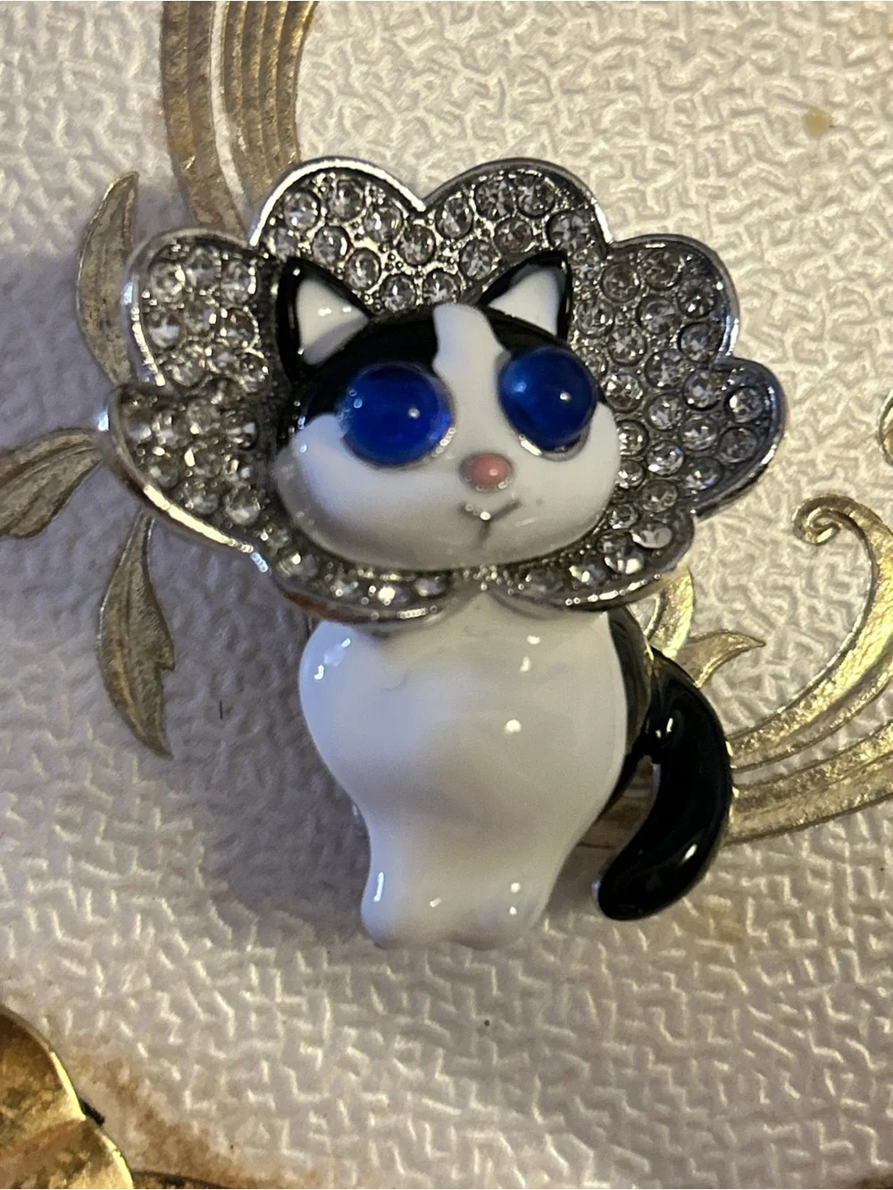 Cat brooch big blue stone eyes frilly collar fancy enamel kitty pin